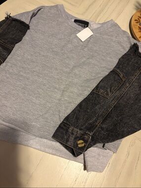 Thrill Light Gray Crewneck Pullover with Black Tag and Pink Accent